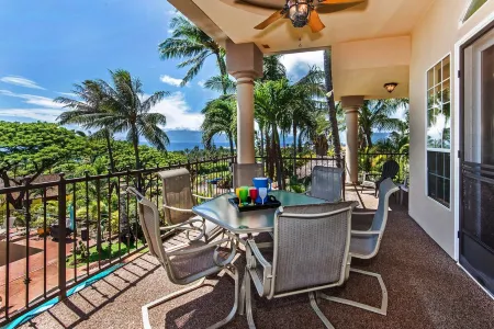 Private home with POOL & OCEAN VIEWS near BEAUTIFUL KAANAPALI BEACH