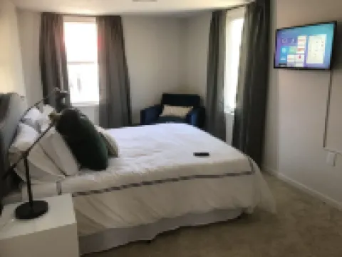 Newly Remodeled Spacious Downtown Apt blocks away from Lake Superior