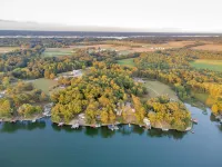 Waterfront Luxury Tiny Home 360 North on Wilson Lake Close to Robert Trent Jones