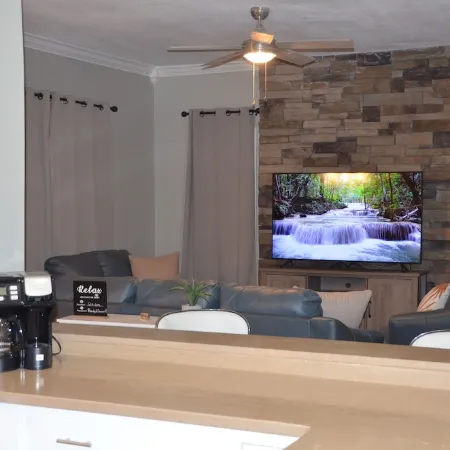 Suite Staycation: 2-story, 4BR/2BA, 2047sq ft home near hospitals & Ft. Novosel