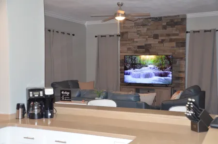 Suite Staycation: 2-story, 4BR/2BA, 2047sq ft home near hospitals & Ft. Novosel