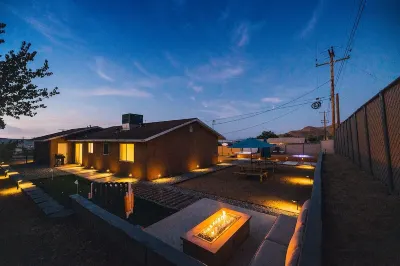 Desert Oasis: Hot Tub, Mini Golf, Fire Pit + BBQ! 8 mins from National Park!