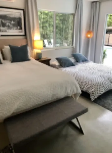 Private 5 Star Oasis with Pool/Spa - Close to Action - Tropical Modern Studio