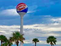 2 bedrooms - King bed - close to beaches - beautiful deck with outdoor seating.