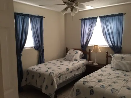 No snow here. 5 minute walk to the beach. Quiet neighborhood. Отели в г. Ормонд-Бай-Те-Си