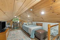Robins Nest nestled on Nolin Lake! Boat parking onsite & close to the boat ramp!