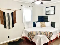 Downton Westrn Condo/50” TV~250mb WiFi/30%EXTEN’d Stay Discount