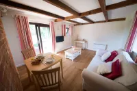 Luxury Country Cottage with Access to Swimming Pool