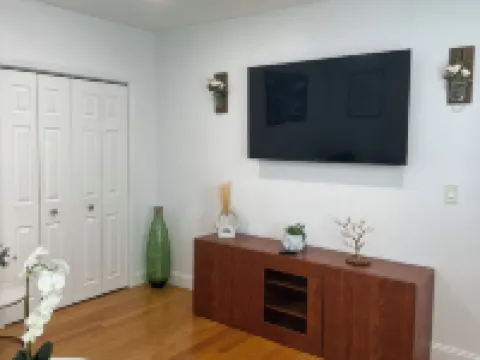 Charming Townhouse 12 minutes to Boston Hotels in Watertown