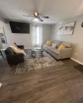 Upscale apartment near Worlds of Fun, Arrowhead Stadium, Country Club Plaza! 7-Eleven附近的飯店