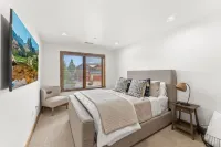 Hot tub, 2 primaries, 180° view of Deer Valley, 1GB wifi, pets welcome