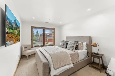 Hot tub, 2 primaries, 180° view of Deer Valley, 1GB wifi, pets welcome