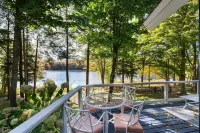 Lakefront Spacious Cottage with Sandy Beach, Kayaks and Games! Hotels in Chester Township