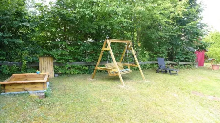 Eichhörnchen-in der Natur Zuhause-fass-sauna im Garten