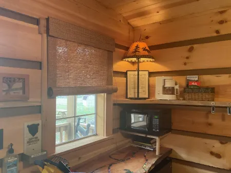 Tiny cabin by the creek Отели в г. Скотт Крик