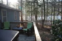 Lake Logan Serenity - Lakeside Cabin, Pets Welcome, Hot Tub, Fishing, Swimming 藍嶺山道附近的飯店