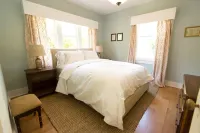 Downtown St. Helena retreat with pool, bocce ball and privacy. Permit #PL23-019 - Wi-Fi