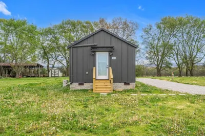 Tiny Home w/ RV Hookups Walls of Jericho附近的飯店