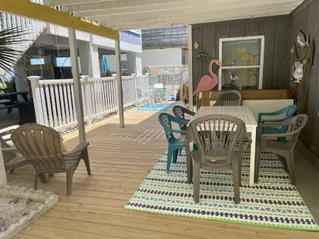 COZY COTTAGE ON PRIVATE BEACH *CLEARWATER/BELLEAIR BEACH