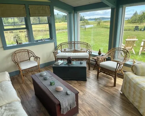Charming Newly-Renovated Waterfront Cottage in Lubec Hotels in Lubec