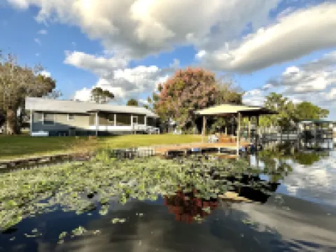Water view Home with Dock on  Canal with access to Lake! 오키초비 호텔
