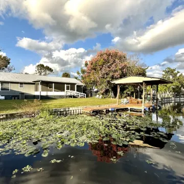Water view Home with Dock on  Canal with access to Lake! Отели в г. Окичоби