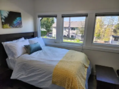 Safe neighborhood. Minutes to freeways, Downtown, and Airport.