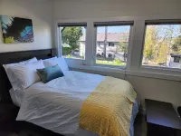 Safe neighborhood. Minutes to freeways, Downtown, and Airport.