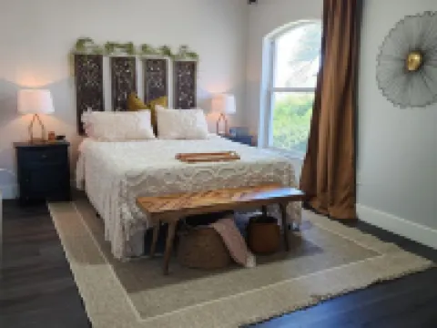 The Coconut Courtayrd-Private Pool& Tiki Hot Tub-Minutes from Fun-Walk 2 Golf Hotels in The Villages