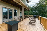 Luxury Black Bear Lodge: Stunning 4 Season Mountain Views! Perfect for Families.
