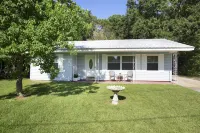 Coastal Comfort 1 mile  from the beach and downtown. HOT TUB and outdoor dining. Hotel in zona Shell