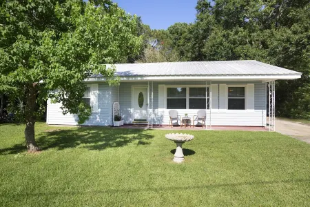 Coastal Comfort 1 mile  from the beach and downtown. HOT TUB and outdoor dining. Отели рядом с достопримечательностью «Шелл»