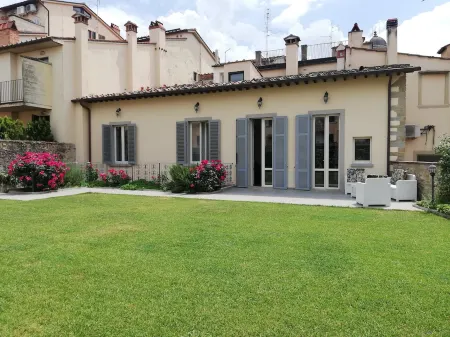 Holiday House 4/8 sleeps - House of Pietro Aretino, Arezzo historic center Отели рядом с достопримечательностью «Casa di Giorgio Vasari»