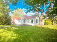Reagan’s Retreat~ Farmhouse Cottage on 45 Acres~Hot Tub, Fire Pit