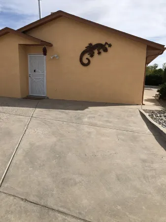 Stay With Us in Rio Rancho!  Balloon Fiesta Shuttle Close. 2 REAL QUEEN BEDS!