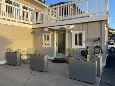 Cayucos Cottage Studio ll Modern Peak-A-Boo Ocean Views Отели в г. Каюкос
