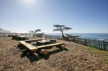 Spectacular Oceanfront, massive fenced yard, with Spa Mendocino Coast in Gualala