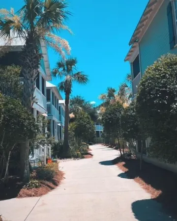 Stay at the Seashell Hideaway-Pool,hot tub, Relax on 2 screen porches! Pets ok!