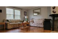 Crystal City Family Home - Comfort and Convenience