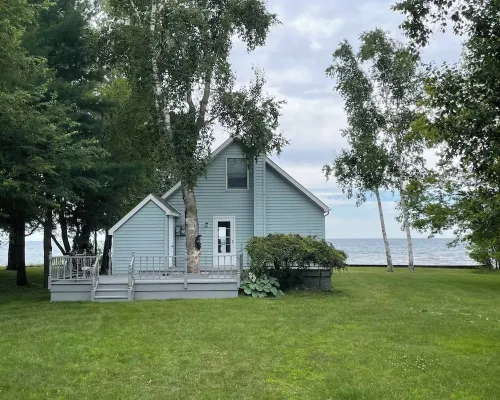 Lakefront home on breathtaking Lake Huron. 허런 카운티 호텔