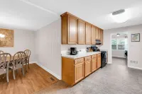 Fantastic for Extended Stays & Work Crews- 10 beds, 5 bedrooms, 2.5 baths