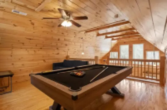 AVL Getaway •  Hot Tub •  Mnt View • Decks •  Pool Table