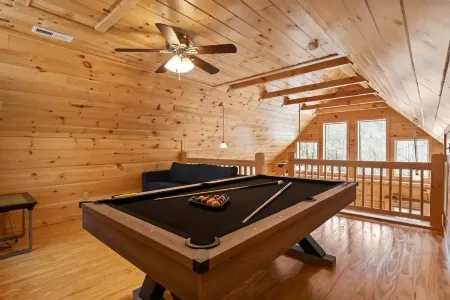 AVL Getaway •  Hot Tub •  Mnt View • Decks •  Pool Table