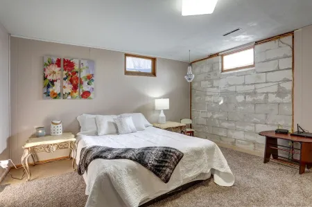 Westside Charm w/ enclosed yard, hot tub, quiet locale, rec room, elliptical Отели рядом с достопримечательностью «Сторибук Айленд»