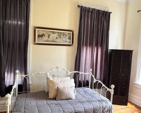 Tosin's Apartment. Hotels in Anniston