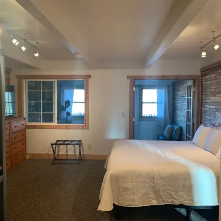 Scenic 3 bedroom cabin with hot tub