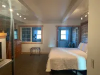 Scenic 3 bedroom cabin with hot tub Hotels in Lake County