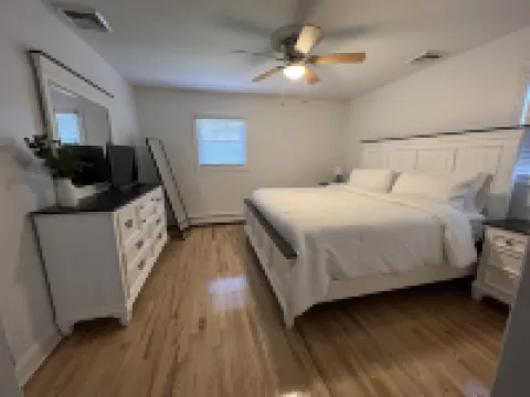 Cozy Hamptons get away, pool, minutes from beaches, shops, restaurants and more!