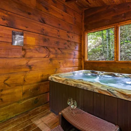 Romantic cabin, Private Hot Tub, King bed, 1.5 miles to Parkway, Flat Driveway.