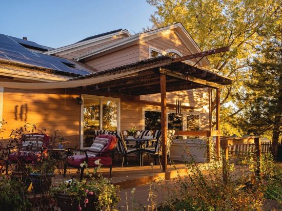 Spacious & Private Boulder Retreat w/Mountain View